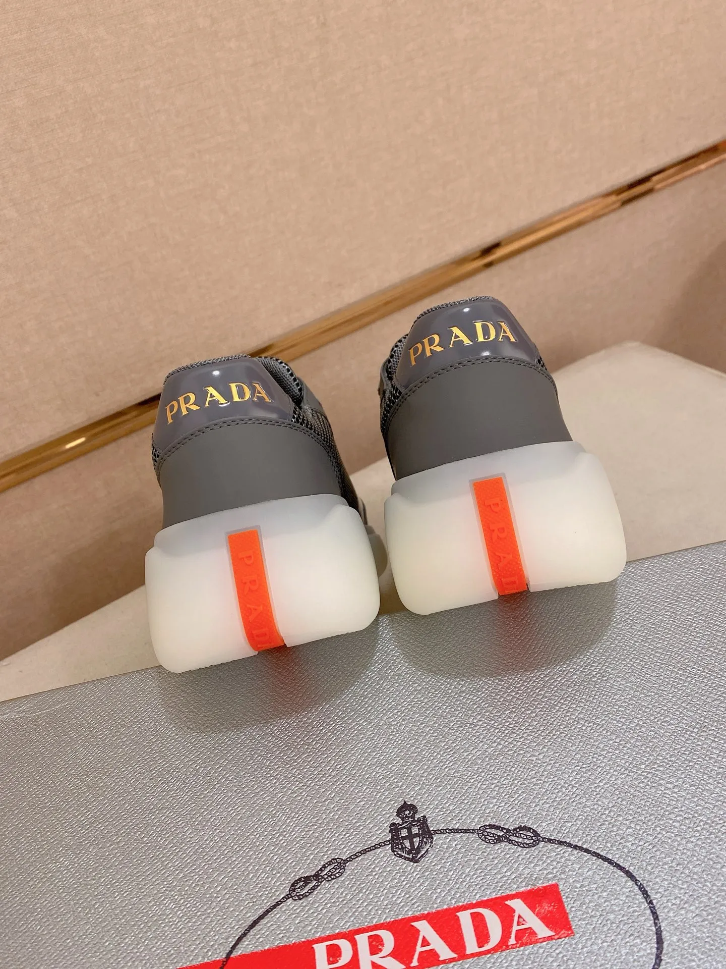 Men's shoes 💰 620💰 ✔️✔️✔️Higher version High-quality new PRADA (Prada) counters are launched simultaneously. The new men's shoes and 😘fabric are made of high-tech glue-making technology. Lining: Full cowhide lining. 👍🏿 High-end ☄️ Air-cushion molded anti-slip foam outsole, exquisite lines, simple and elegant, comfortable and high-end for leisure travel. Code number: 38 to 44 (45 can be customized and cannot be returned or exchanged)